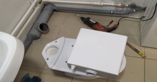 Установка напольного унитаза в Кимрах: монтаж под ключ от СантехДомКмы от 5228 рублей.